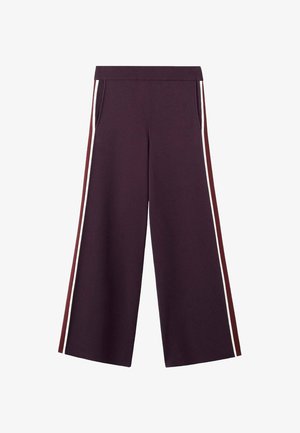Široke hlače temno vijolične barve z rebrastim elastičnim pasom in stranskimi črtami v barvi rdeče češnje in bele, s sprednjimi žepi.