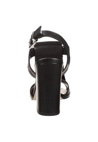 Černé sandály na vysokém podpatku s kotníkovým páskem, kožený materiál, čtvercový podpatek a hladký povrch. Obsahují sponu pro bezpečné zapnutí.