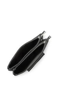 Borsetta in pelle nera con due compartimenti con zip, design piatto, texture liscia e hardware della zip di colore argento. L'interno è nero.
