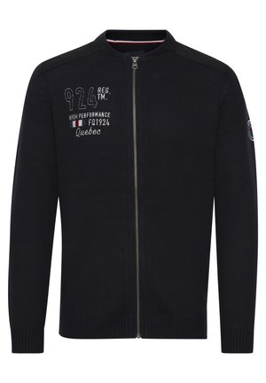 Cárdigan de cremallera negro marino con puños y dobladillo acanalados, que presenta números y texto bordados en el pecho y una textura suave.