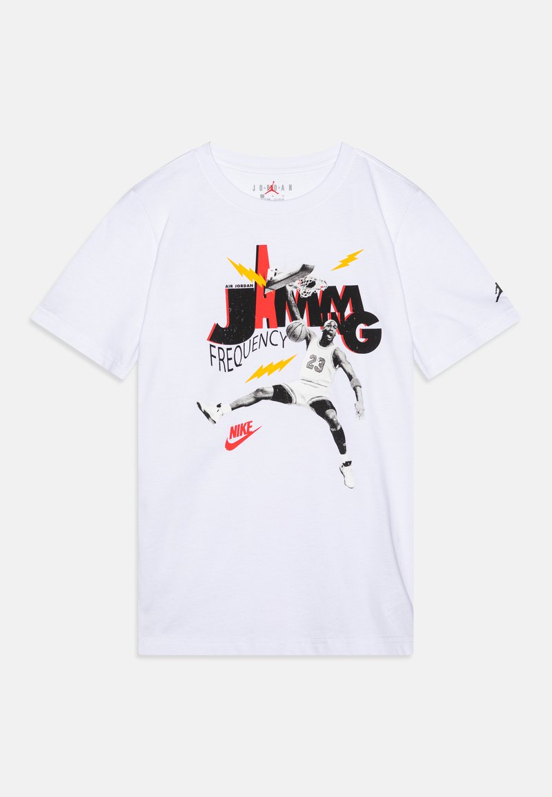 Bijela pamučna majica s bold grafikom košarkaša koji zakucava, s crvenim, crnim i žutim akcentima te Nike logom.