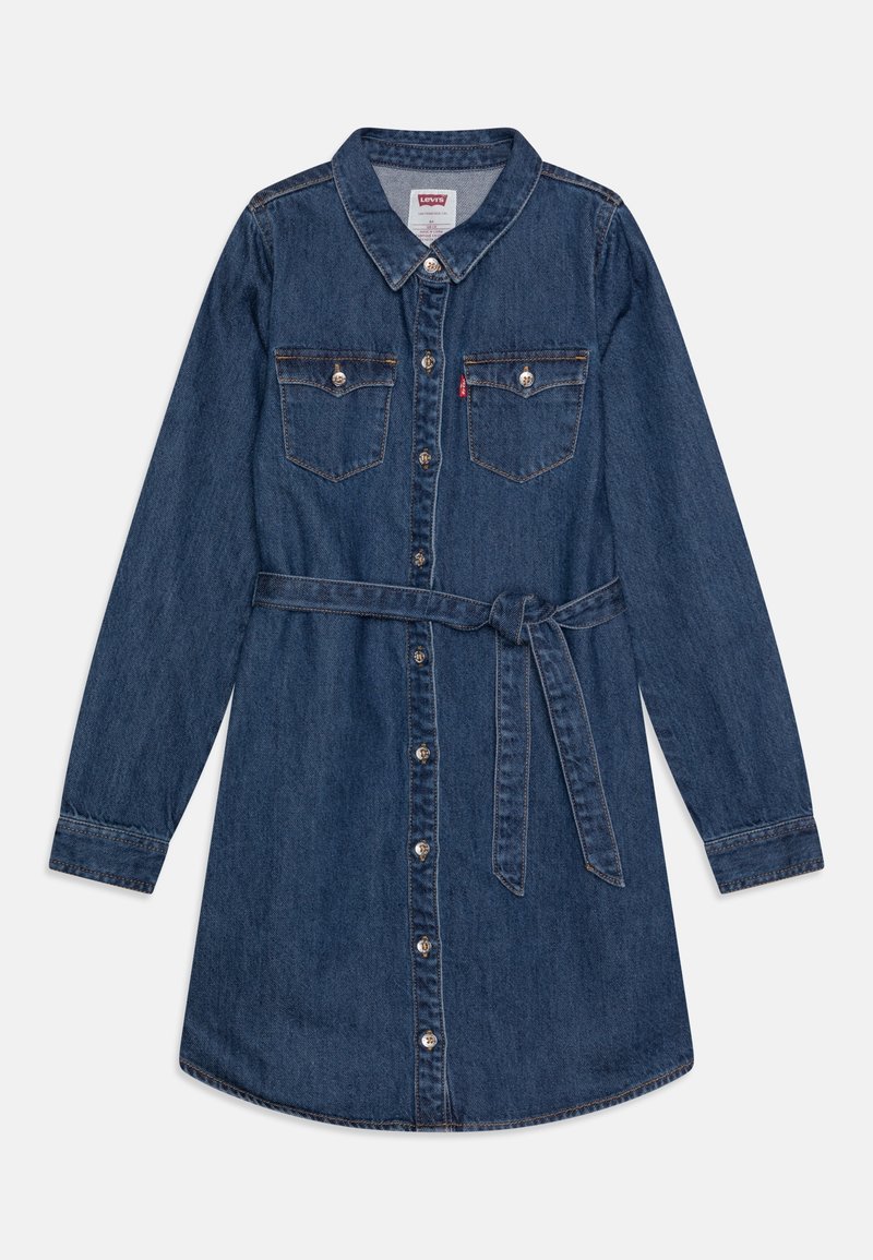 Robe en denim bleu à manches longues avec boutons sur le devant, deux poches poitrine à rabats et ceinture assortie à la taille, posée à plat sur fond blanc.