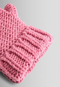 Różowe, dziane rękawiczki z teksturowanym wzorem, z prążkowanym mankietem i zaokrąglonym końcem. Wykonane z grubego, miękkiego włóczki.
