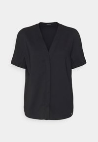 Haut noir à manches courtes avec un col en V, fabriqué en tissu lisse. Présente une coupe droite et un détail subtil du logo de la marque à l'ourlet.