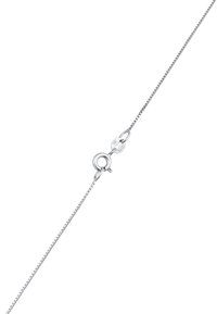 Collier en argent avec un design épuré, doté d'un fermoir mousqueton et d'une petite étiquette gravée, mettant en avant une surface lisse et polie.