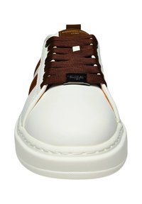 Sneaker da uomo in pelle bianca con dettagli marroni. Presenta lacci marroni, punta arrotondata e cuciture visibili su una suola in gomma bianca.