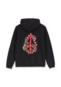 Sort hættetrøje med et detaljeret rødt og guld grafik på ryggen, der viser en slange snoet omkring et stiliseret symbol.