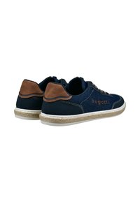 Zapatilla azul marino con acentos de ante marrón, parte superior textil, suela de goma con detalles de yute y logo en el lateral. Diseño clásico y casual.