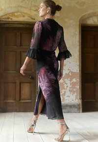 Love & Roses FLUTE SLEEVE FEATHER PRINT MIDI - Denní šaty - purple
