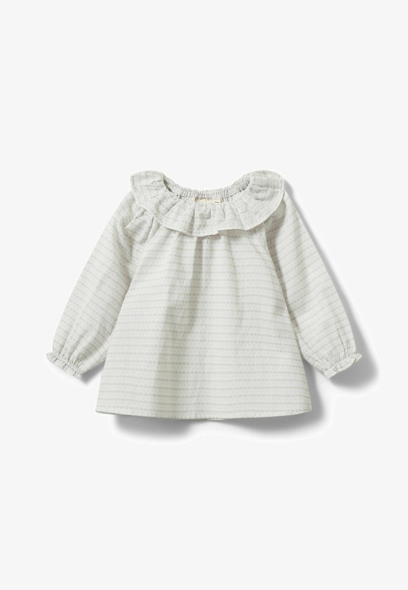 Lysegrå bluse med flæsekrave, lange ærmer med elastiske manchetter og en subtil stribet tekstur over det hele.