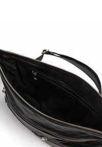 Borsa a tracolla in pelle nera con apertura con zip, dotata di una tasca interna e superficie liscia. Accentuata da hardware in argento.