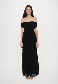 Zwart off-the-shoulder maxi-jurk met geplooide textuur, nauwsluitende lijfje en vloeiende rok. Gladde stof, lange lengte.