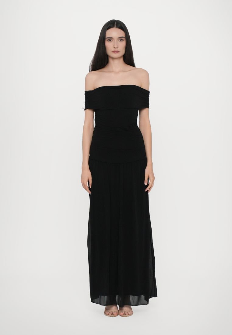 Robe maxi noire à épaules dénudées avec texture froncée, corsage ajusté et jupe fluide. Tissu lisse, modèle long jusqu'au sol.