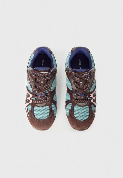 Sportiniai batai su tinklelio viršumi žalsvai mėlynos ir rudos spalvos, su paminkštintu apykakle, apvaliais raišteliais ir pilkomis detalėmis šonuose.