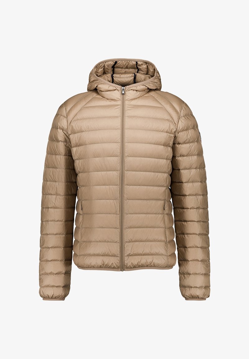 Chaqueta acolchada marrón claro con capucha, cremallera frontal completa, mangas largas y dos bolsillos laterales.