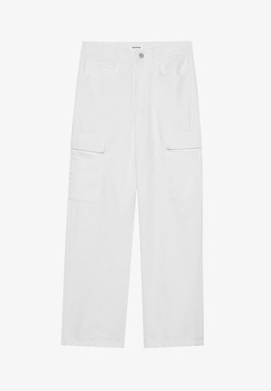 Biele bavlnené cargo nohavice s uvoľneným strihom, dvoma bočnými vreckami a zapínaním na gombík v páse. Hladká textúra a rovný strih nohavíc.
