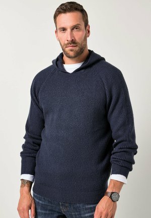 Marineblau gestrickter Hoodie mit geripptem Muster, der eine lockere Passform und eine weiße Innenschicht am Kragen aufweist. Lange Ärmel und sichtbare Nähte.