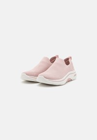 Zapatillas deslizables rosas con parte superior de punto texturizado, forro suave y suela acolchada blanca con un sutil acento rosa.
