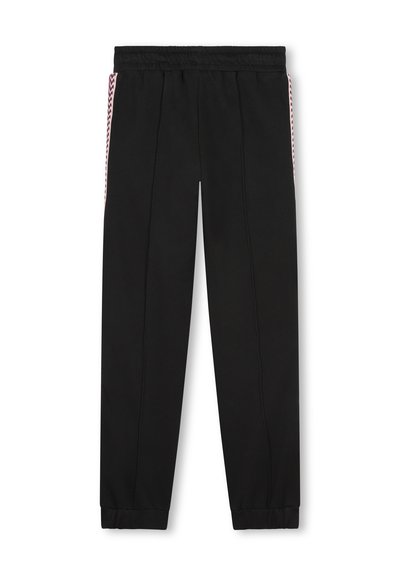 Un pantalon de survêtement noir avec une taille élastique, comportant des panneaux latéraux avec un motif en chevron blanc et rouge. Chevilles resserrées pour un ajustement fuselé.