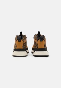 Braune Schuhe mit schwarzen Akzenten, hohes Design, strukturierte Muster mit Schädeln und einer weißen Sohle mit schwarzem Boden.