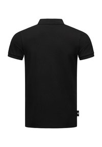 Černé polo tričko s krátkým rukávem, klasickým límcem, měkkou látkou a malou cedulkou na boku. Jednoduchý, jednobarevný design bez vzorů.