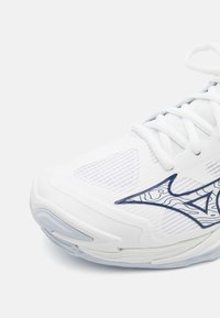 Mizuno WAVE MOMENTUM 3 - Volejbalové boty - white/halogen blue/peach parfa