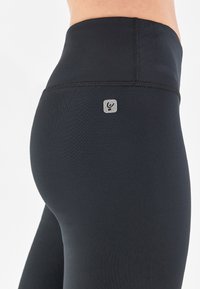 Freddy SUPERFIT CORSARO IN TESSUTO TRASPIRANTE SOSTEN - Pantaloncini 3/4 - nero