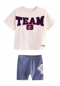 Helles rosa Baumwoll-T-Shirt mit navyfarbenem "TEAM GB"-Grafik und Logo-Tag. Die blauen Shorts haben eine weiße Löwengrafik und roten "TEAM GB"-Text.