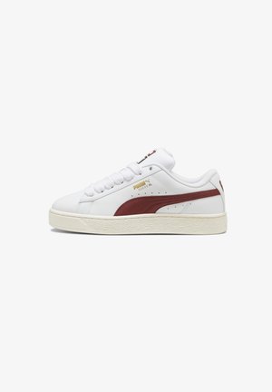 Witte leren sneaker met maroon suède accenten, platte witte veters, gouden logo-details en een gegoten crèmekleurige rubberen buitenzool.