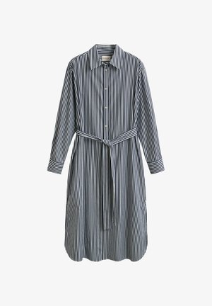 Košeľové šaty s dlhým rukávom a dĺžkou po kolená, s vertikálnymi tmavomodrými a bielymi pruhmi, zapínaním na gombíky vpredu, golierom a opaskom z rovnakého materiálu v páse.