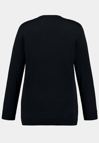 Schwarzer Pullover mit langen Ärmeln und rundem Ausschnitt. Hergestellt aus einem glatten Strickstoff, bietet einen lockeren Schnitt und gerippte Bündchen.