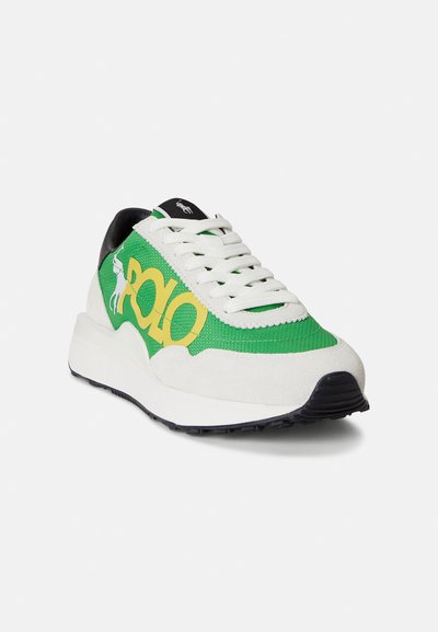Πράσινα και λευκά αθλητικά παπούτσια με κίτρινο λογότυπο "Polo", από καστόρι και ύφασμα, στρογγυλή μύτη και μαύρες λεπτομέρειες στη φτέρνα και τη σόλα.