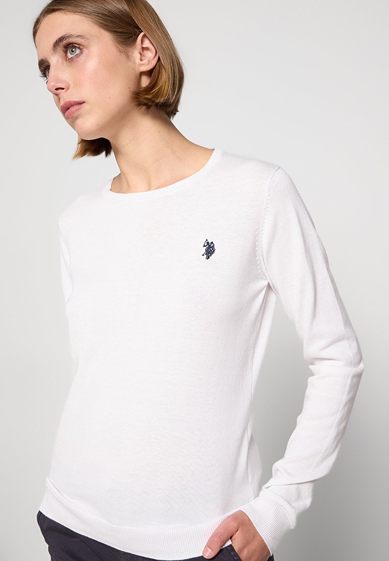 Weißer Langarmpullover mit Rundhalsausschnitt, ausgestattet mit einem kleinen navy Logo auf der linken Brust und Rippbündchen sowie Saum. Glatte Textur.