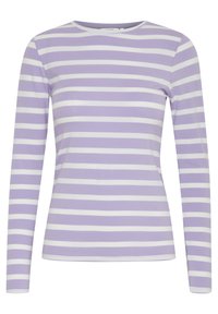 Långärmad topp i ljuslila med breda vita ränder. Har rund halsringning, mjukt tyg och en figurnära passform.