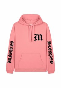 Felpa con cappuccio rosa con testo nero "M," "GRATEFUL," e "BLESSED" sulle maniche. Presenta una tasca frontale e polsini a coste.