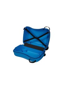 Valigia blu di plastica con forma curva, dotata di una tracolla nera regolabile, due ruote e un vano aperto per lo stoccaggio.