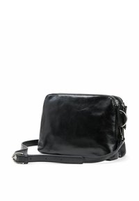 Borsa a tracolla in pelle nera con texture liscia, forma rettangolare, zip argentata e tracolla regolabile. Presenta una lucentezza sottile.