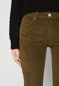 ONLY ONLMARY GLOBAL FLARED  - Broek - olive night