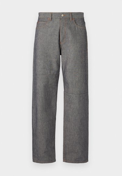 Τζιν παντελόνι σε σκούρο γκρι χρώμα με άνετη εφαρμογή, διαθέτει διπλές ραφές, φερμουάρ μπροστά και πορτοκαλί ραφές στις τσέπες.