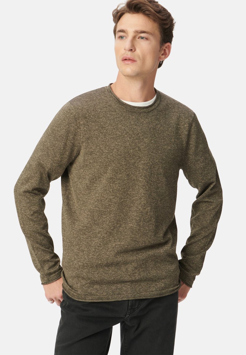 Braunes, strukturiertes Langarmshirt mit Rundhalsausschnitt, taillierten Ärmeln und lockerer Passform. Trägt man über einem weißen T-Shirt.