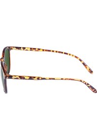Schildpatt-Sonnenbrille mit grünen Gläsern, rechteckigem Design und schlanken, gemusterten Bügeln. UV-Schutz angegeben.