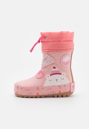 Stivale impermeabile per bambini di colore rosa, con suola testurizzata, caratterizzato da una grafica di un orso, a tema invernale e chiusura con cordoncino. Design leggero.