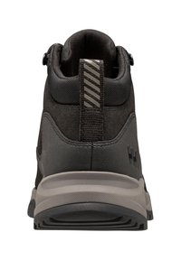 Botas de senderismo negras con un exterior texturizado, que cuentan con una suela de goma gris, una lengüeta y un acento de rayas verticales en la parte trasera.