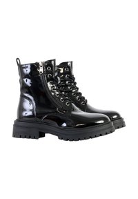 Botas de tobillo de charol negro con suela gruesa, con cremallera lateral y diseño de cordones. Textura suave con acentos de hardware plateado.