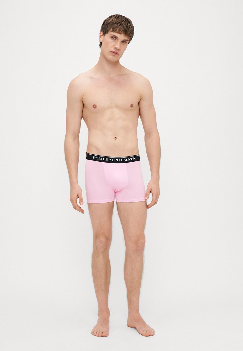 Ružové boxerky s čiernym elastickým pásom s logom "POLO RALPH LAUREN", hladká textúra a priliehavý strih.
