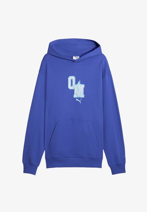 Sudadera azul con capucha, bolsillo frontal, cordón ajustable en la capucha y un gran logo bordado "QM" en blanco y azul claro. Tejido suave con puños acanalados.