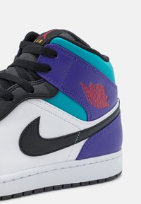 Jordan AIR JORDAN 1 MID - Høye joggesko - white/black/bright concord/true red/university gold/anthracite