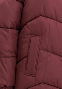 Burgunderfarvet puffjakke med quiltet design, der har en lille, vandret lomme og en glat, blank tekstur.