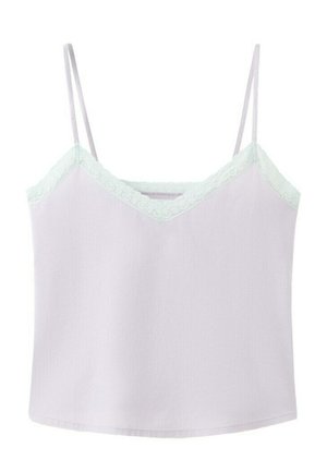 Svetlofialová kamizolka s tenkými ramienkami a jemnou bielou čipkovou ozdobou pozdĺž výstrihu do V a horného okraja.