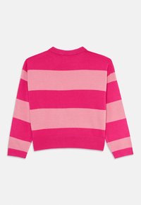 Suéter de mangas longas listrado horizontalmente em rosa e rosa claro, com gola redonda, punhos e bainha canelados, exibido de costas sobre um fundo branco.